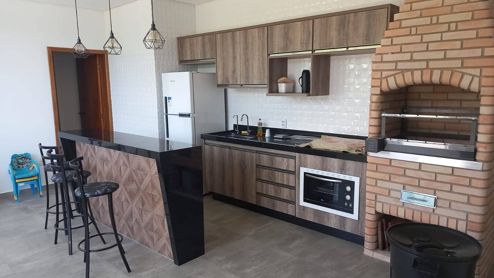 Casa de Condomínio à venda com 4 quartos, 228m² - Foto 2