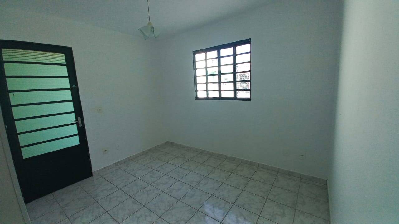 Casa à venda com 2 quartos, 70m² - Foto 2