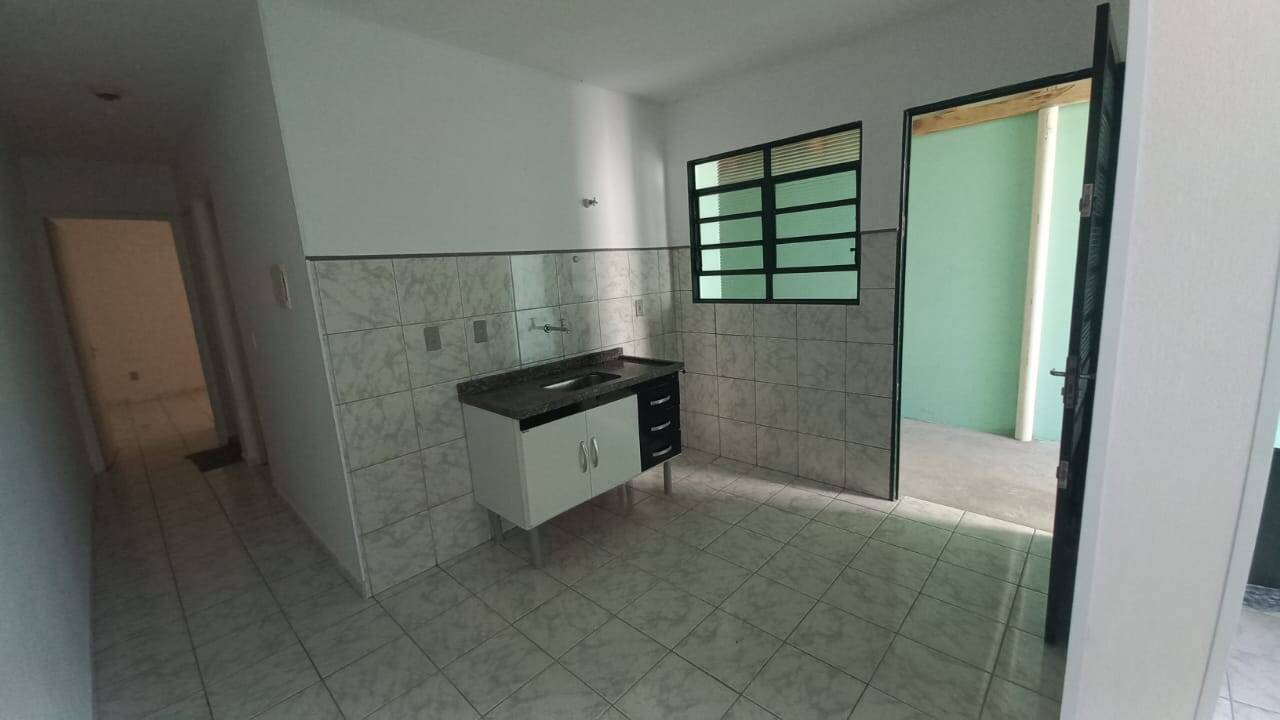 Casa à venda com 2 quartos, 70m² - Foto 1